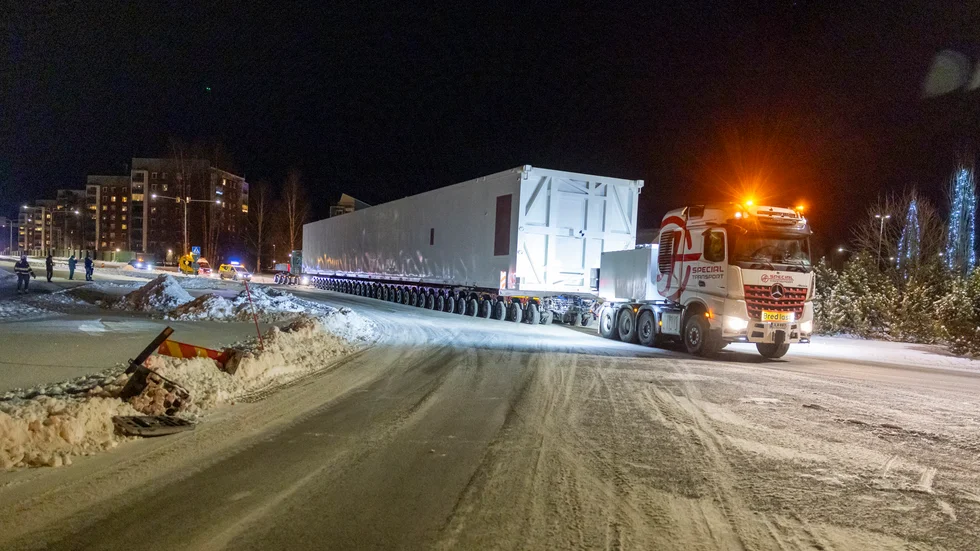 Jättetransport från Luleå hamn till Stegra i Boden. 74 meter lång transport genom Luleå.