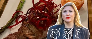 Tvingas såga sig igenom överkörda köttet 