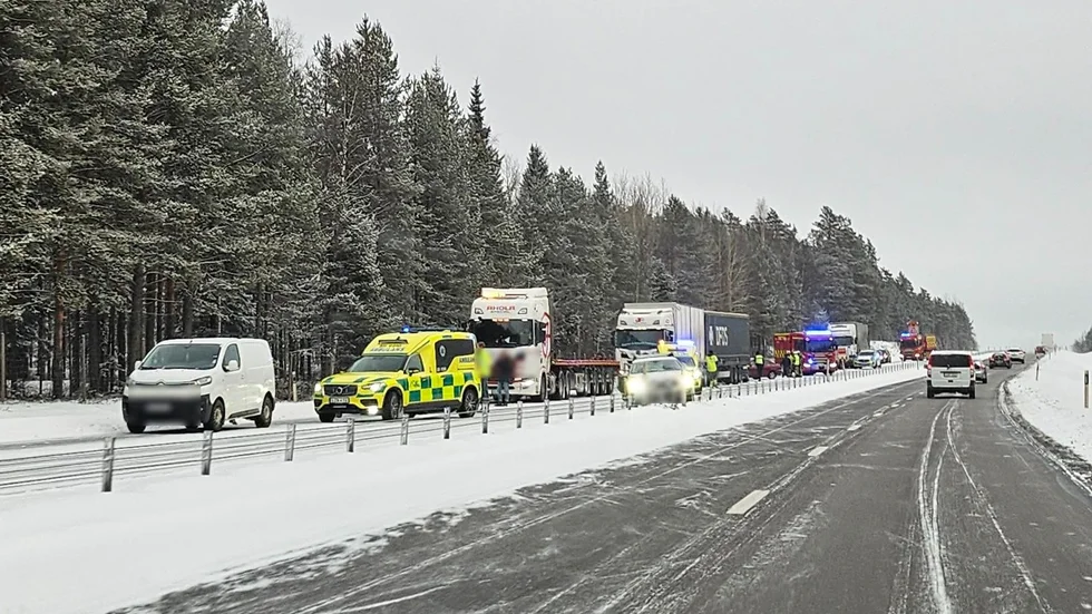 Flera fordon i olycka på E4.