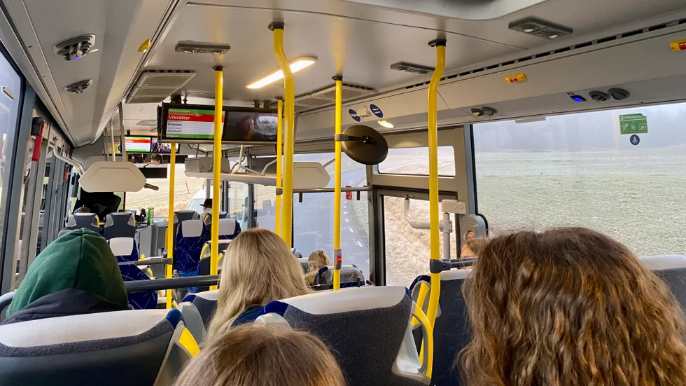 På den aktuella bussen befann sig över tio skolungdomar. 
