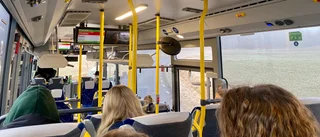 Buss med skolelever nära att glida ned i diket