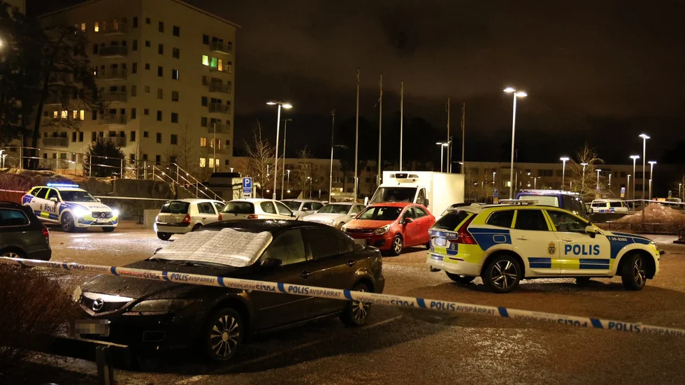 Flera skott avlossades mot en lägenhetsdörr natten mot fredag