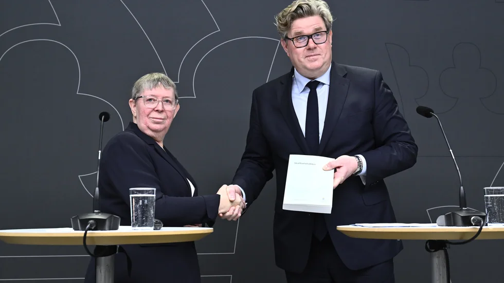 Justitieminister Gunnar Strömmer (M), tar emot betänkandet om sänkt straffmyndighetsålder av den särskilda utredaren Gunnel Lindberg.
