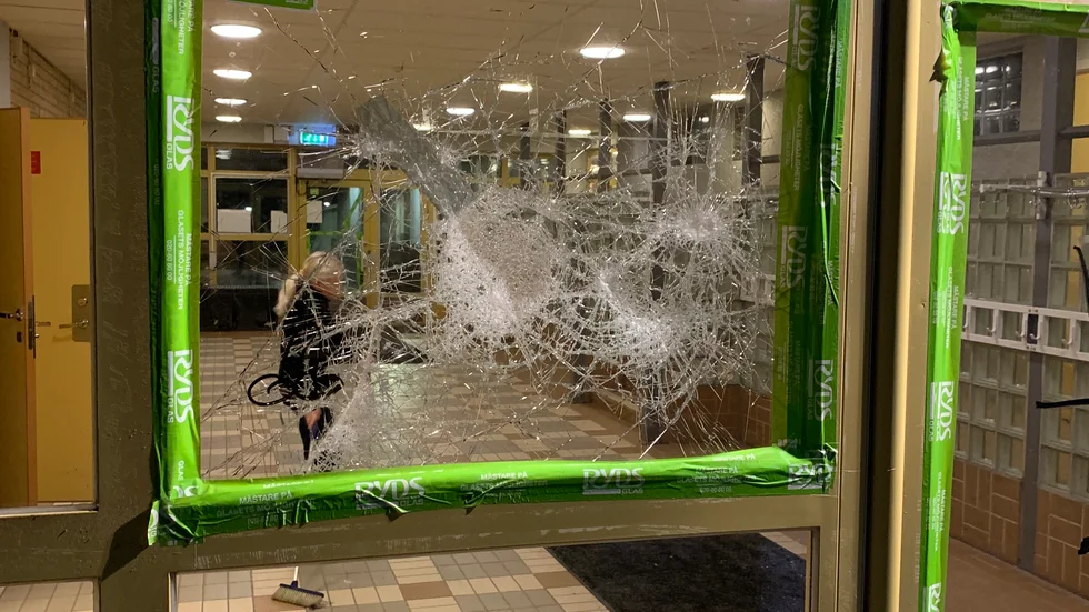 Krossade rutor och glassplitter har enligt rektorn blivit en vanlig syn på skolan senaste tiden.