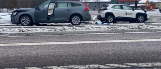 Två bilar i trafikolycka under måndagen – två till sjukhus