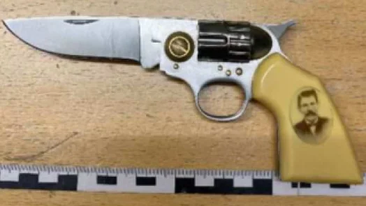 Den 44-årige mannen var beväpnad med en kniv som var utformad för att lika en revolver. (Bilden är hämtad ur domen.) 