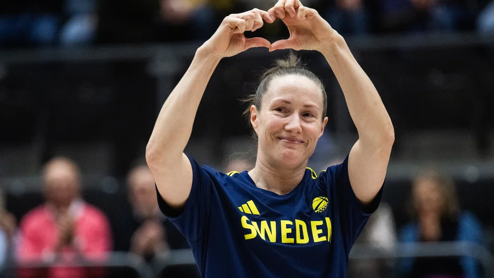 Frida Eldebrink tackar publiken under hyllningen.