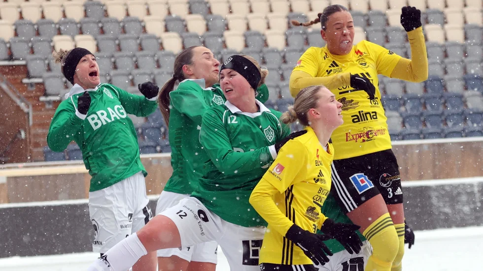 Enligt mittfältaren Sofia Sterner påverkade all snö spelet väldigt mycket.