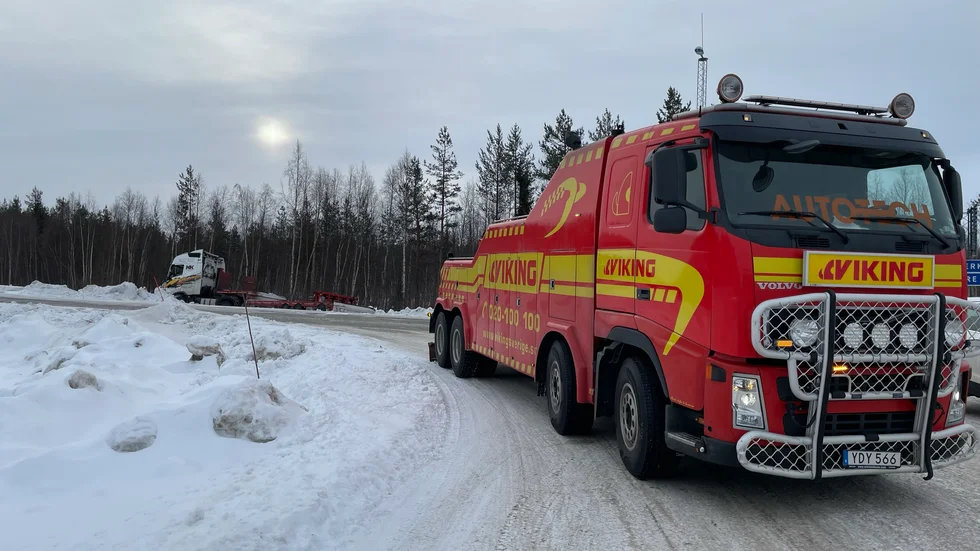 Lastbil bärgas i korsningen vid Hakkas.