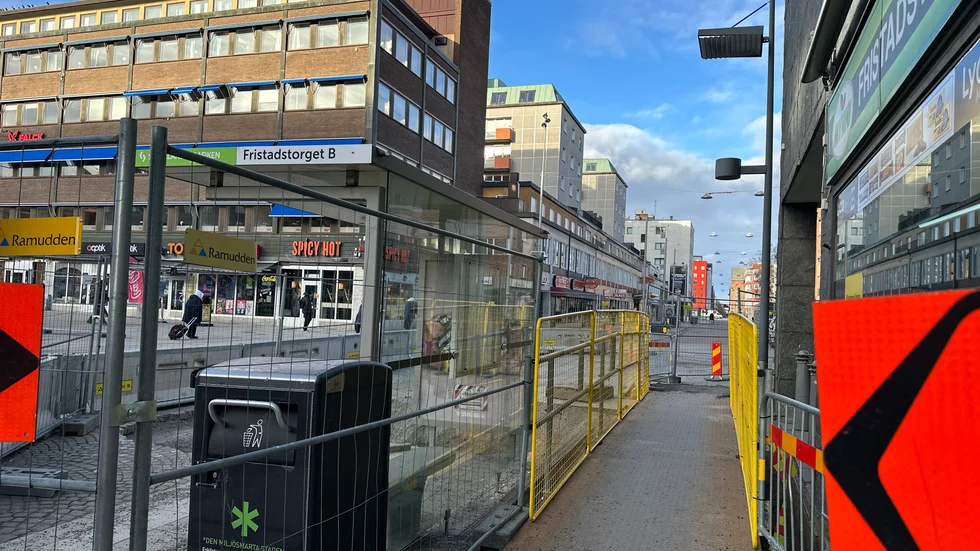 Avstängt på Rademachergatan efter stora fjärrvärmeläckan.