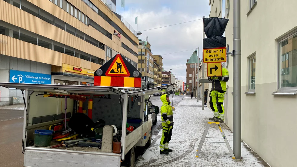 Här sätts nya skyltar upp på Rademachergatan. På måndag börjar de gälla.