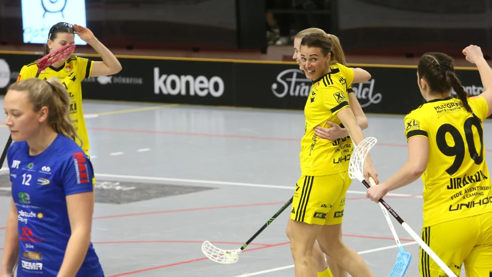 Anna Jakobsson, som bestämt sig för att spela säsongen ut, är i storform och gjorde två mål mot Karlstad. 
