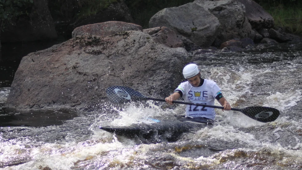 Adrian Ligné går i mål som vinnare i ungdomsklassen H16 i kanotslalom.