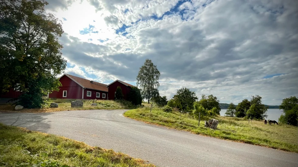 Staten sålde närmare 50 hektar mark med sjöutsikt för 15 miljoner kronor. Lövsta ungdomshem har stått tomt sedan det hastigt stängdes våren 2019 och 80 anställda fick lämna sin arbetsplats.