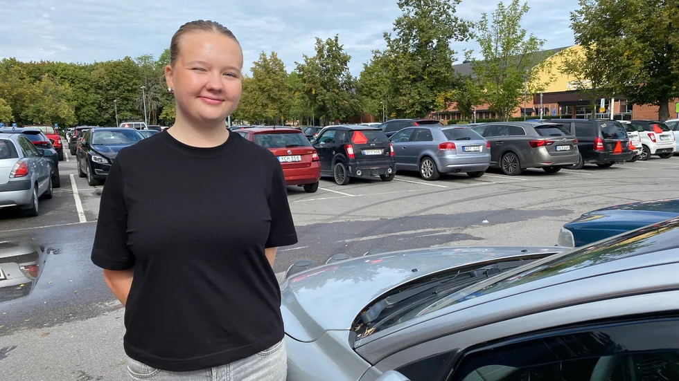 Stina Eriksson, 18, har gått ifrån en lektion för att flytta på sin bil. "Jag vågar inte bara vända bilen och ställa mig på samma parkering, för jag rädd att få böter", säger hon.