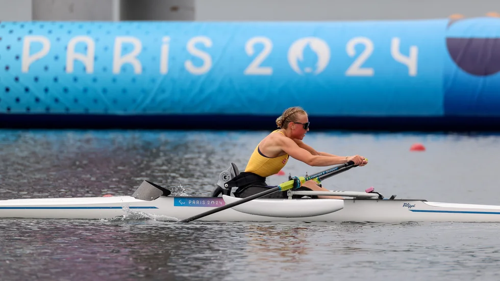 Sveriges Ebba Einarsson under fredagens försök på 2|000 meter singelsculler i Paralympics i Paris. Arkivbild.