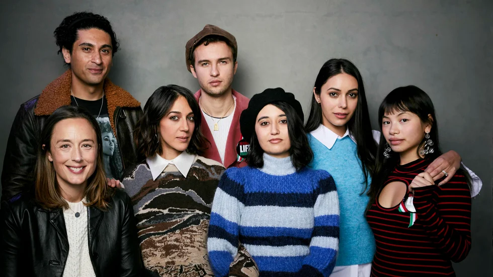 Osamah Sami, from back left, Mojean Aria, Rina Mousavi, Jillian Nguyen, Eve Morey, Zar Amir-Ebrahimi och Noora Niasari poserar för filmen "Shayda" i Utah. 