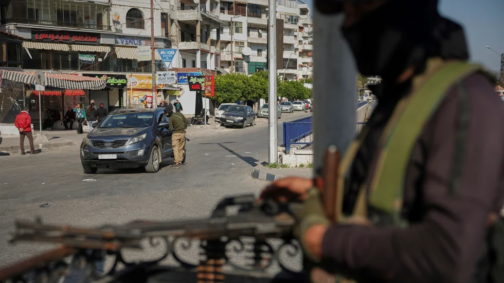 Syriska säkerhetsstyrkor inspekterar ett fordon i kuststaden Latakia på tisdagen.