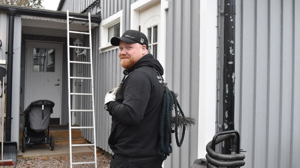 Sotarlinan som Niklas slängt över ryggen är ett klassisk verktyg som använts länge. Längst ut på repet sitter en tyngd som förs ner genom skorstenen. 