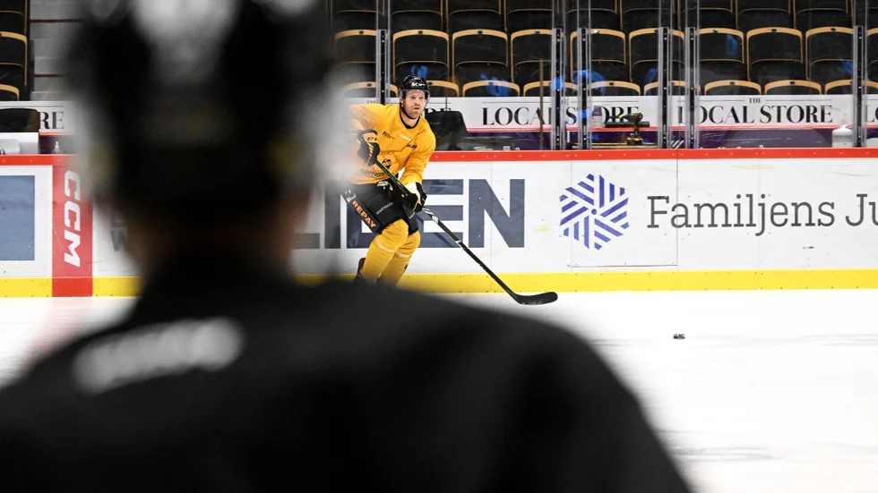 Oscar Lindberg tycker att Skellefteå AIK har börjat "tulla" på grundläggande saker i spelet och att det är det som ligger bakom förlustsviten. ”Straffas hårt”, säger AIK-stjärnan.