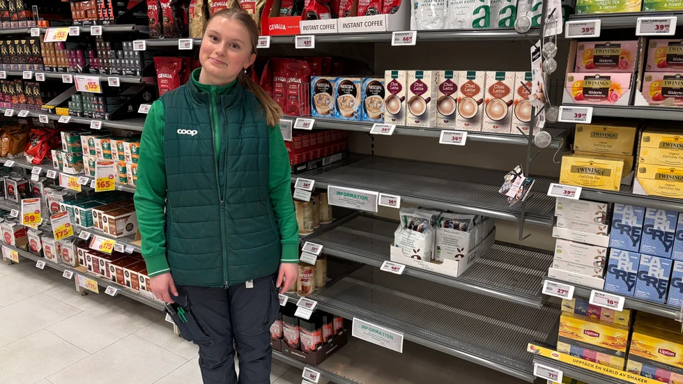 Alva Olsson på Stora Coop framför tomma O'boy-hyllor.