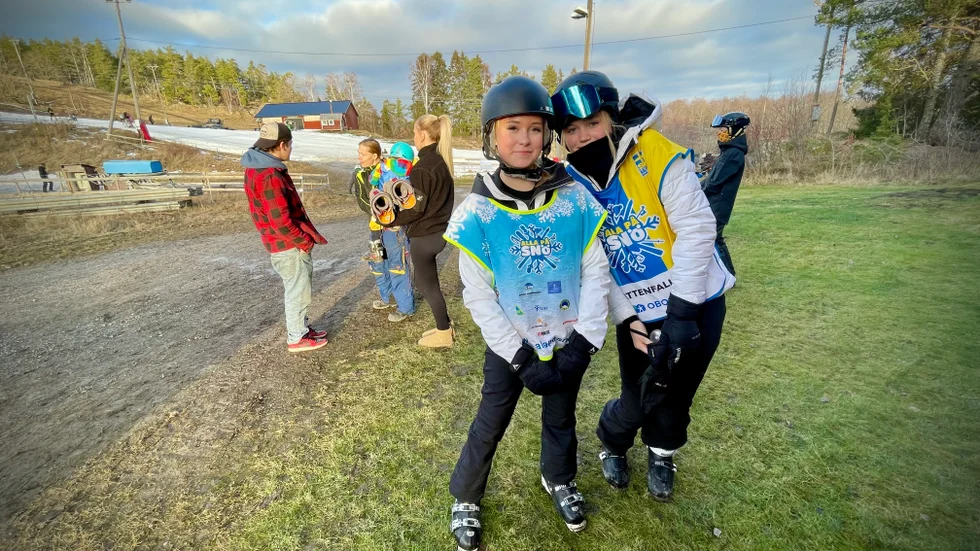 Redan på lördagen öppnade backen för skidskola och ledarna Signe Månsson och Julia Westberg hade ett styvt jobb att hålla ordning på 19 barn. "De lyssnar inte så bra", skrattar Signe.