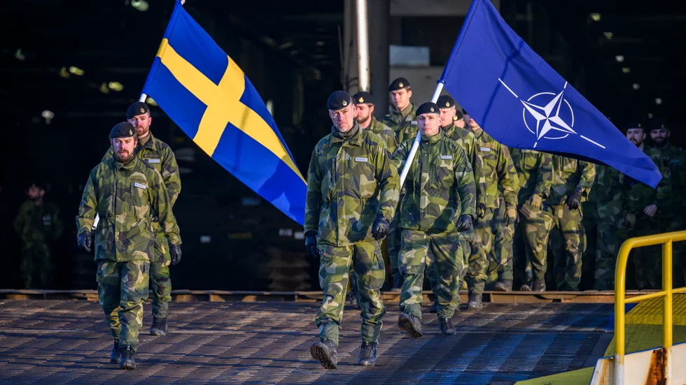Bataljonschef Henrik Rosdahl, överstelöjtnant, stiger i land i Riga på lördagsmorgonen. Soldater och materiel från Södra skånska regementet P7 anlände med färjor till hamnen i Riga på lördagen.