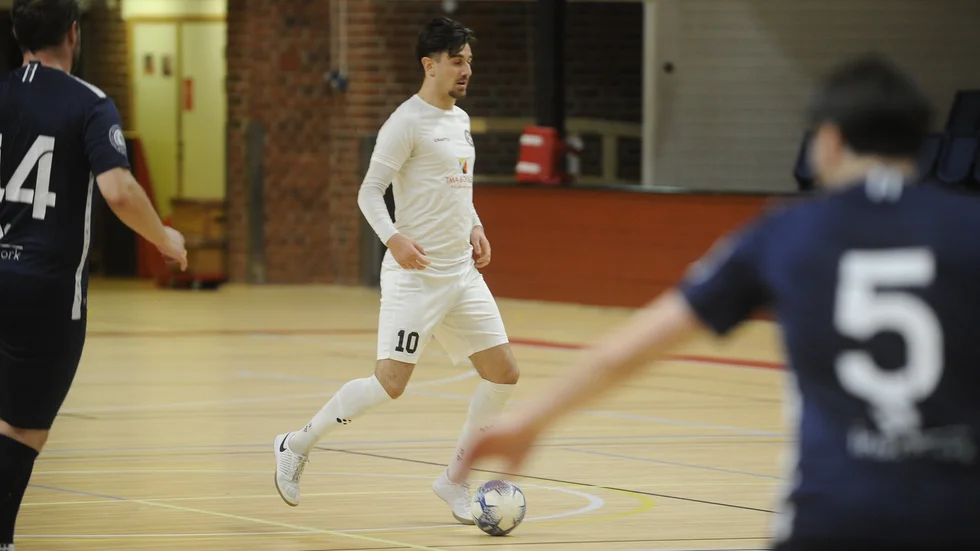 Edvin Lelic Ahmetovic lämnar Alegria FC Nyköping och spelar resten av säsongen i högsta serien SFL.
