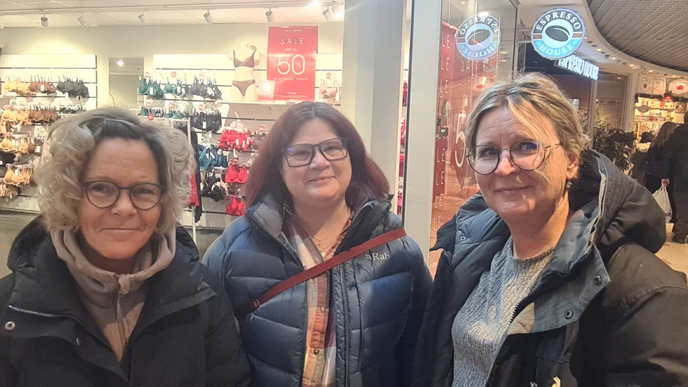 "Jag handlar inte så mycket. Har inte råd," sade Helene Darsbo ( t v) Bredvid henne Sofie Nordström och Anneli Senbom-Berglund. Alla från från Boden på utflykt i Luleå