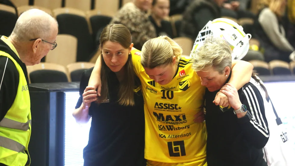 Tilde Hållstam  fick hjälp av nya fystränaren Sofie Ryynänen och assisterande tränaren Jenny Sandelin att ta sig ut i omklädningsrummet.