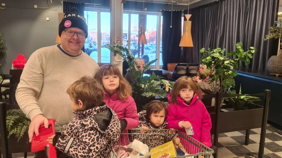 "Visst har all mat blivit dyrare och vi har ju ett stort matkonto", säger Markus Lundgren, tillsammans med Aron, 3 år, Judith, 4 år, samt Rut och Nooma, 9 år.