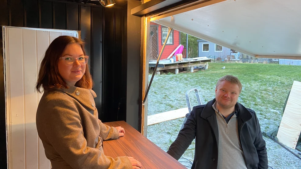 Elina och Sebastian Hermansson hemma på tomten i Edeby i väntan på premiären för Bröd och brygg den 7 januari.
