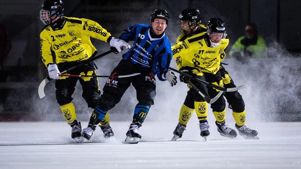 Ted Bergström Heramb gjorde Sirius första mål i matchen, men det satt långt inne. Innan dess hade August Ljung, till vänster, satt hela fyra mål för Vetlanda. (Bilden är från ett tidigare möte mellan lagen).