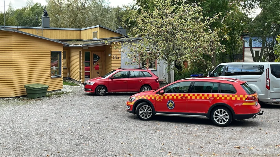Räddningstjänsten på plats för att undersöka marken.