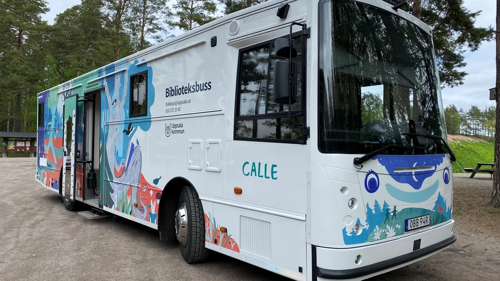 Biblioteksbussen Calle gjorde entré i Uppsala för drygt tre år sedan. "Att alla invånare i Uppsala kommun ska ha tillgång till ett bibliotek är viktigt. Därför är biblioteksbussen av stor betydelse", sade kulturnämndens ordförande Linda Eskilsson (MP) i samband med lanseringen.
