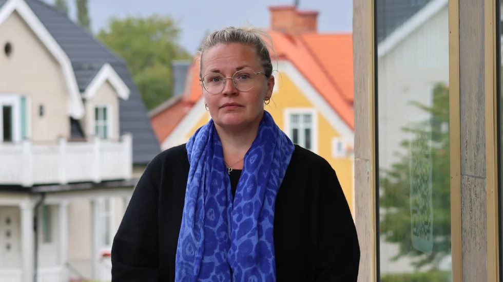 Skolpsykologen Maria Karlsson säger att små barn som hanterar svåra händelser kan visa sina känslor genom att de har ökat behov av närhet. "De kan få svårare att separera sig från sina trygga vuxna". Då ska man visa stort tålamod, det är inte onormalt.