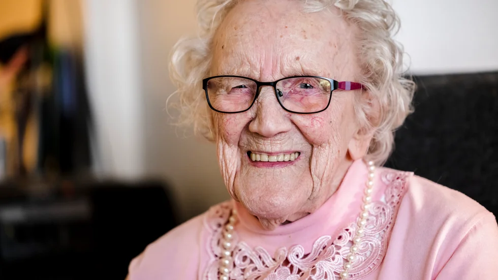 Berna Nordström, 105 år den 2 november 2022. I dag bor hon på äldreboendet Ågården i centrala Boden, men ända fram till hon hade fyllt 100 år bodde hon kvar i sitt hus hemma i Unbyn. 