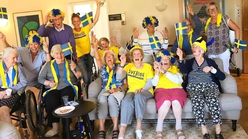 Hög stämning vid matchdags. Öl, chips och ansiktsmålning hör till även på ålderns höst. När de blev hungriga gav sig Monica Lyander (i gult uppe till vänster) ut och köpte pizza. Bilder från fotbolls-VM-sommaren 2018.