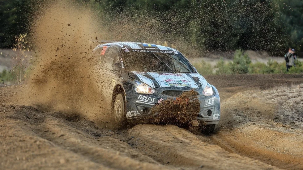 Sanden yrde verkligen runt och till och med in i bilen under tävlingen i Tyskland. Jonna själv fick in sand i hjälmen och kartläsare Jesper Samuelsson fick skaka notblocket.