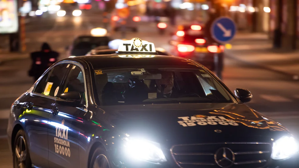 Taxibil i Stockholmsnatten. Arkivbild.