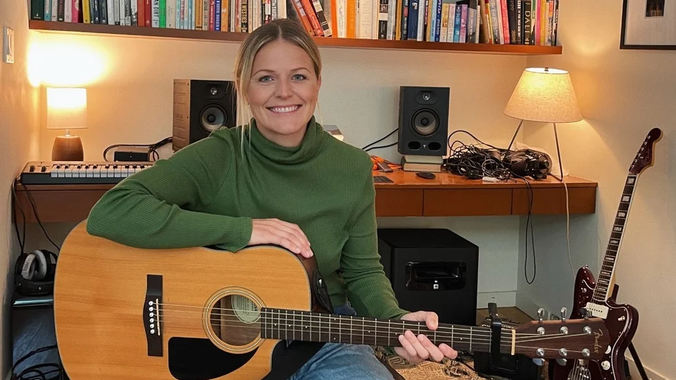 Julia Karlssons yrkesliv går i musikens tecken. Nu sitter hon i juryn till ett pris där stora namn så som ABBA, Daniela Rathana och Miss Li är nominerade i olika kategorier.