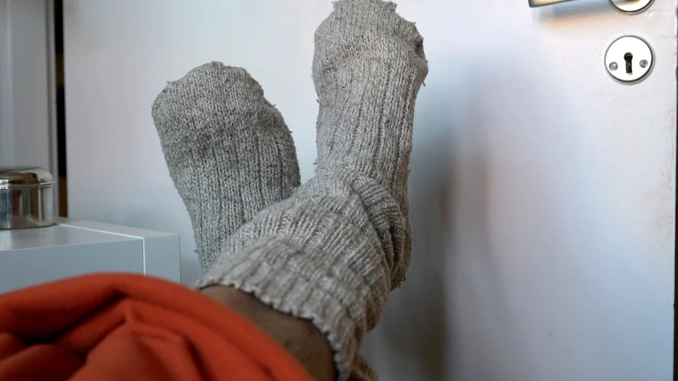 Ett sätt att hålla nere elförbrukningen för hushållen är sänka värmen hemma och istället ha varma raggsockor och filt på sig. Arkivbild.