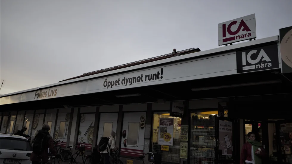 Folkes Livs ligger mitt i studentområdet på Rackarbergsgatan.