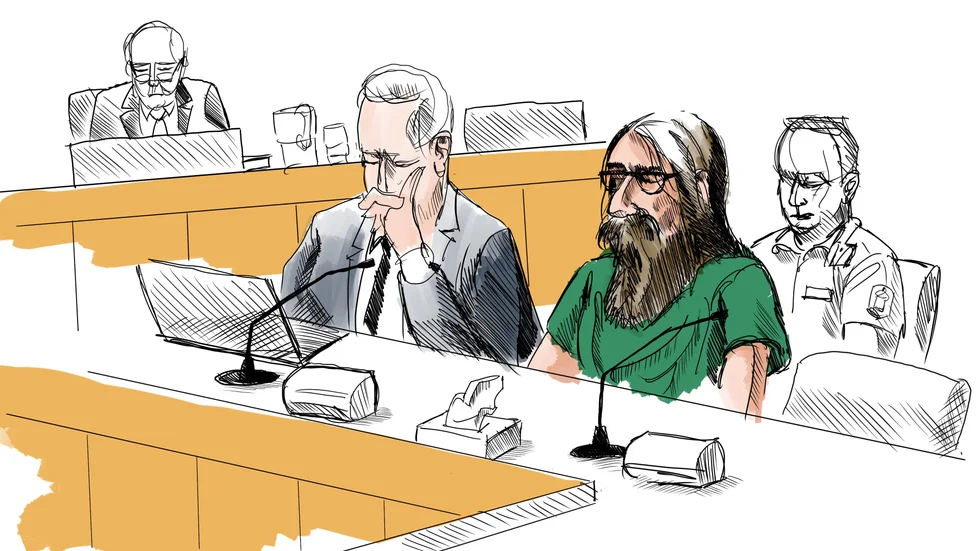Teckning från rättegången mot Theodor Engström som åtalats för terrorbrott under Almedalsveckan 2022. Här med sin advokat Staffan Fredriksson.