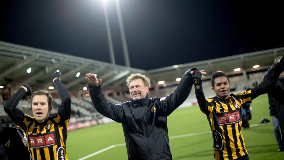 Sveriges förbundskapten för damlandslaget Peter Gerhardsson, mitten, här under sin tid som tränare i Häcken. Arkivbild.