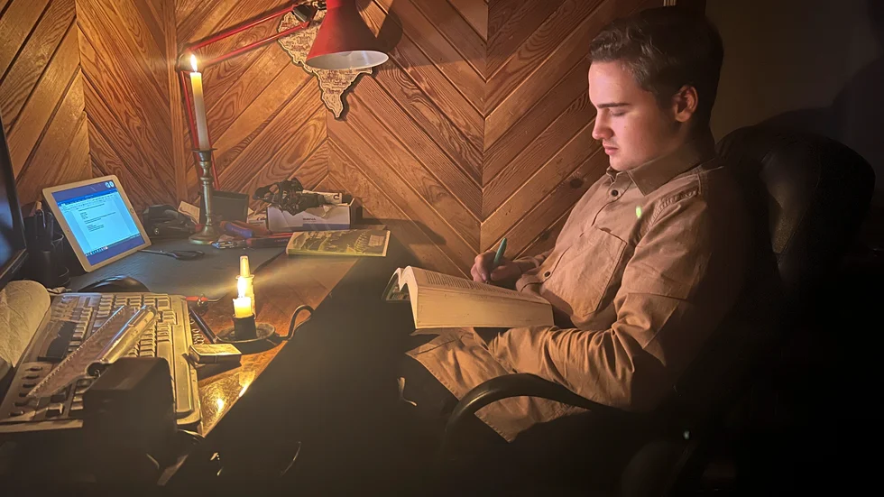 17-årige Danylo följer en biologilektion online i ljuset av stearinljus i byn Start Petrivtsi nära Kiev. Planerade strömavbrott blir allt vanligare.