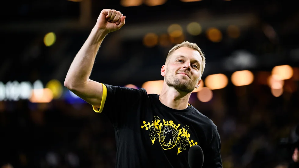 Sebastian Larsson hyllades efter sin sista match i karriären och höll ett fint tal till AIK-fansen.