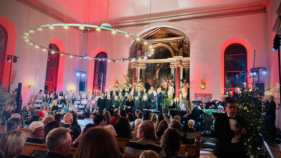 Västra Vingåkers kyrka var fylld till bredden när den stämningsfulla julkonserten spelades in. På julafton klockan 20.00 sänds konserten, som leddes av Fred Sjöberg, rektor på Vingåkers kulturskola, på TV4.
