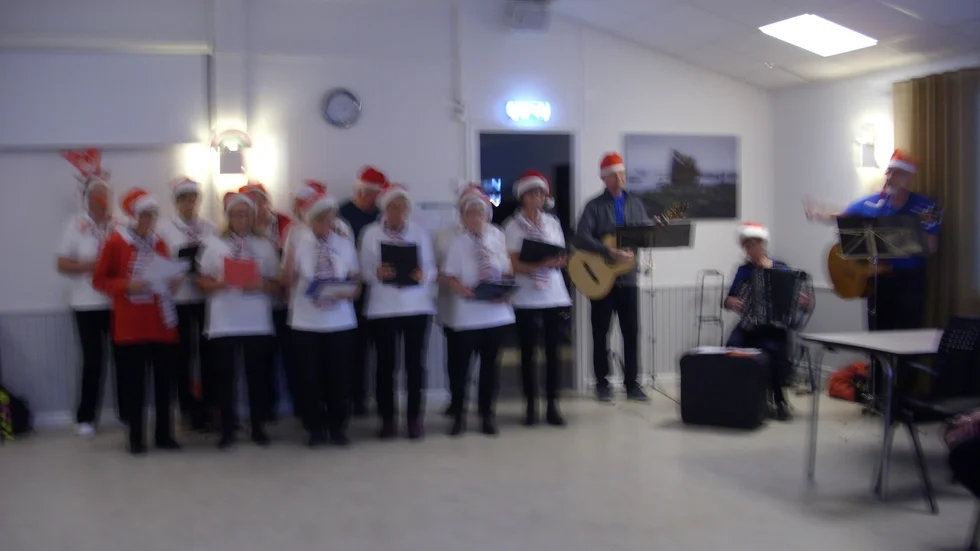 Sånggruppen sjunger ”Rudolf med röda mulen”