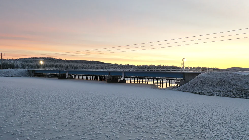 Den nya bron över Dainaksundet öppnar under fredagen. Arbetet har enligt Trafikverket gått snabbare än förväntat och öppningen sker ett halvår tidigare än beräknat. 